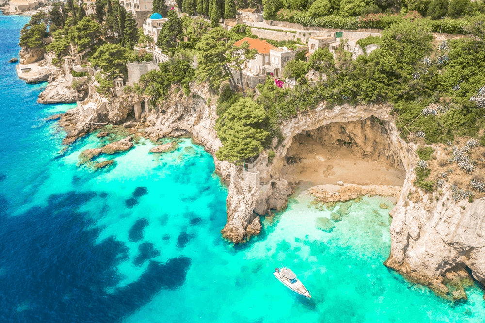 Blick auf die Küste von Dubrovik
Yachtcharter Dubrovnik mit Blick auf die Buchten und Küste mit türkisblauem Wasser und einem Yachtcharter
Segeln zwischen historischen Mauern und den Elaphiten