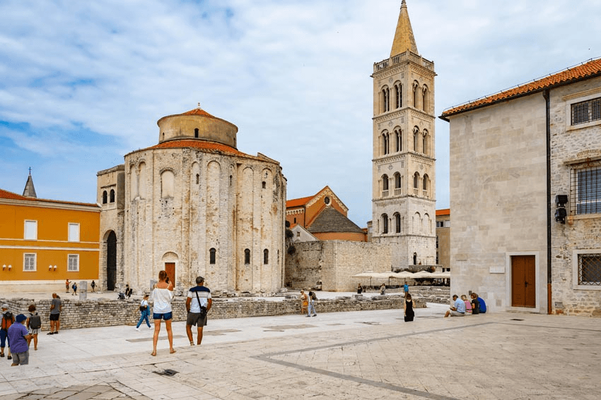 Kirche St. Donatus & Altstadt von Zadar
Historischer Startpunkt deines Törns: römische Ruinen, venezianische Architektur und die berühmte Meeresorgel machen die Stadt zu einem perfekten Ausgangshafen.