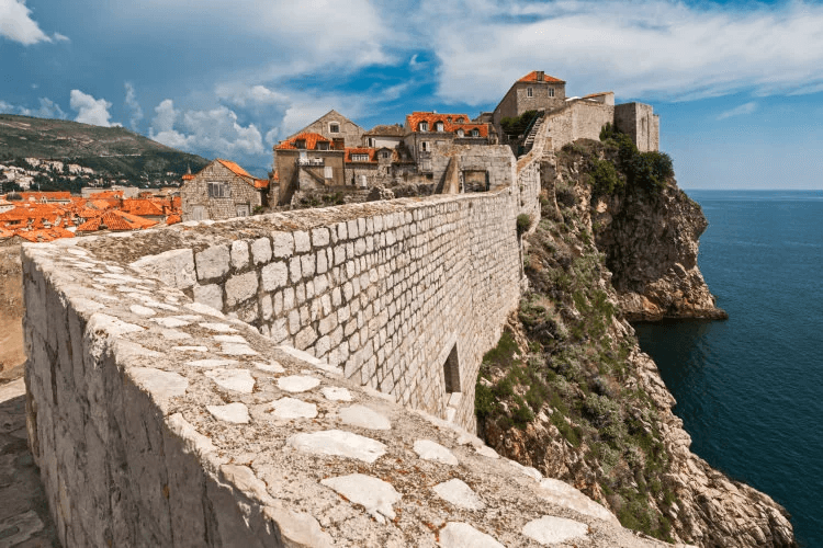 Stadtmauer auf Klippe
Segeln entlang der Stadtmauer von Dubrovnik – spektakuläre Küste und historische Festung vom Wasser aus erleben