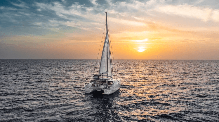 Katamaran bei Sonnenuntergang auf offenem Meer
Katamaran beim Sonnenuntergang vor Dubrovnik – entspannter Yachtcharter zwischen Altstadt und Elaphiten Inseln
