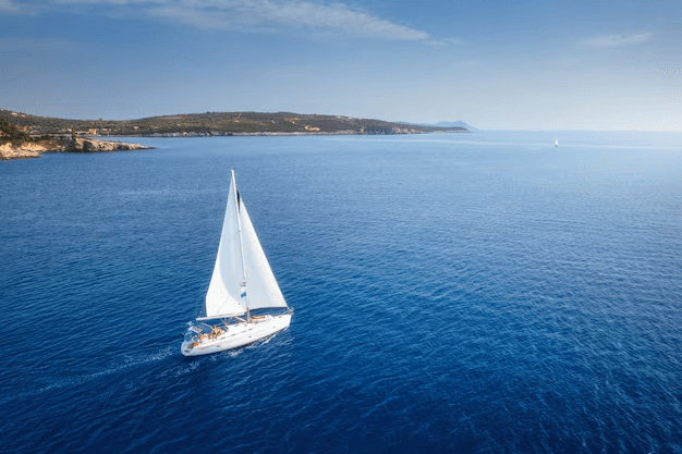 Segelyacht auf dem offenen Meer vor den griechischen Inseln Mykonos, Santorini und Rhodos bei ruhigem Wetter