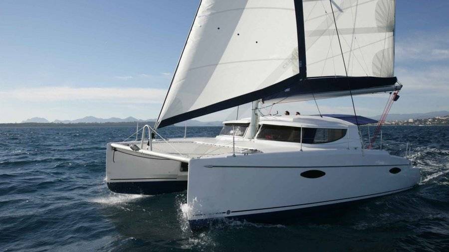Der Fountaine Pajot Belize 43 Katamaran unter Segeln