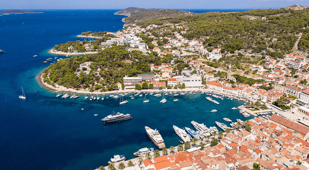 Küstenstadt mit Hafen
Küstenstadt und Hafen in Kroatien mit vielen Yachten – perfekte Bedingungen für Segeln in der besten Reisezeit