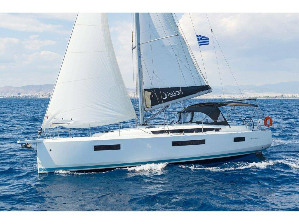 Segelyacht mit griechischer Flagge
Segelyacht vor Korfu mit griechischer Flagge – unterwegs nahe Marina Gouvia
