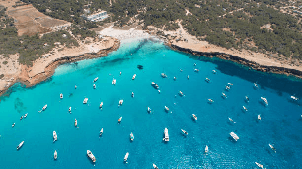 Der Ankerplatz Cala Saona, ist die schönste Bucht der Westküste Formenteras. Sie ist gut geschützt bei Nordost bis Ostwind.