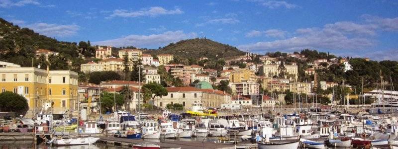 Die Hafenstadt Imperia an der italienischen Riviera