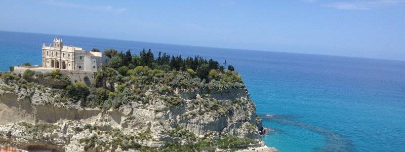 Charterbasis für Segeltörns: Tropea in Italiens Segelrevier Kalabrien