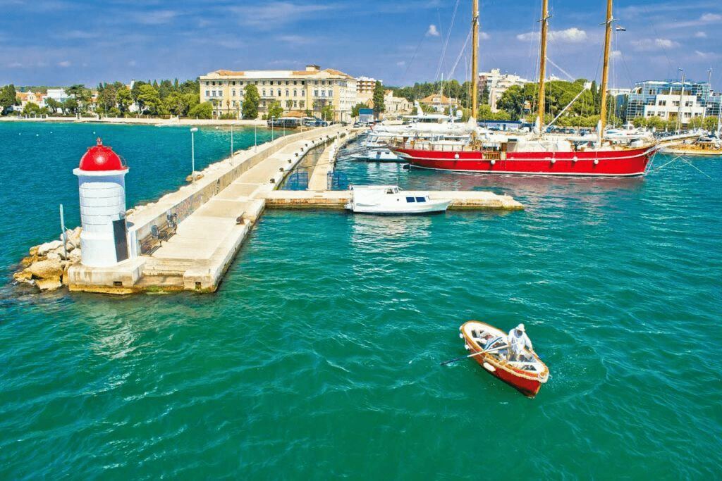 Marina & Hafen von Zadar
Gut ausgestattete Marinas, kurze Wege in die Altstadt und ideale Infrastruktur für Proviant, Check-in und Törnplanung entlang der dalmatinischen Küste.