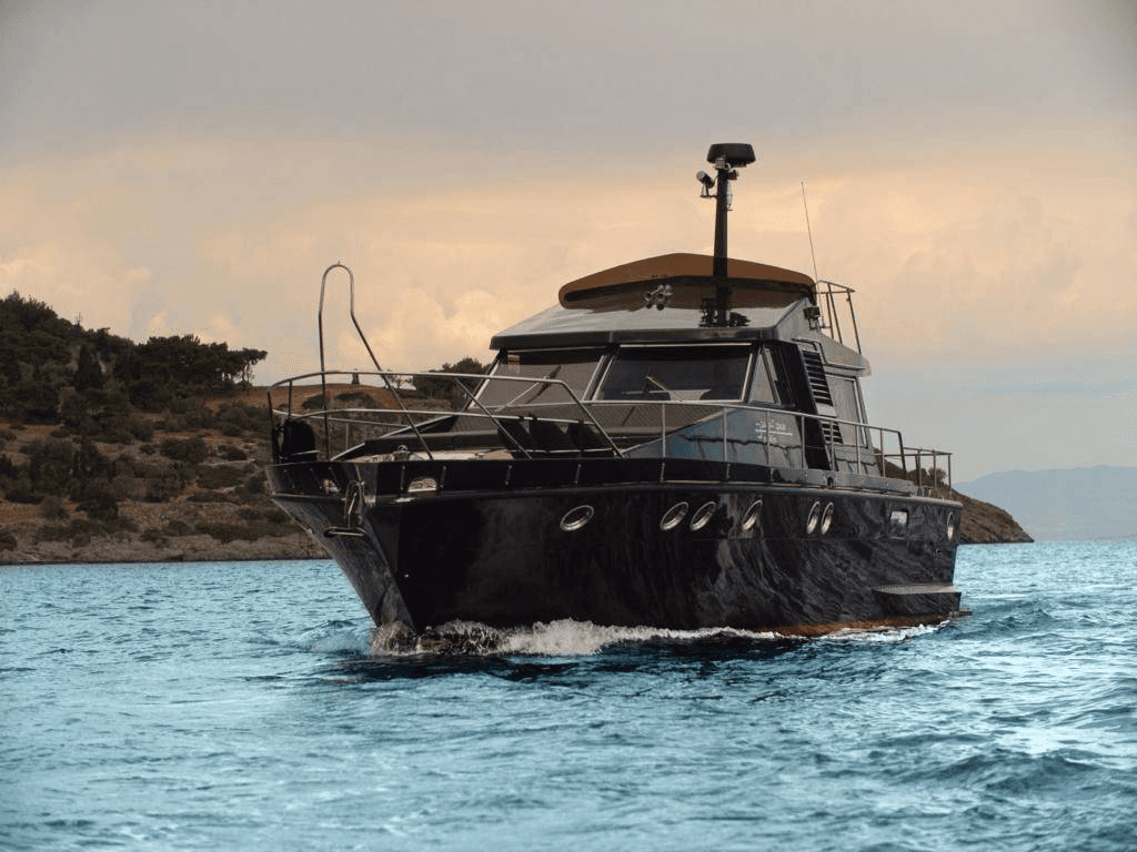 Luxusyacht vor griechischer Küste – Alternative zu Katamaran oder Segelboot mieten in Griechenland