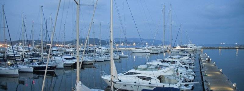 Foto von Porto Mirabello, einem Yachthafen und Charterstützpunkt nahe La Spezia in Ligurien
