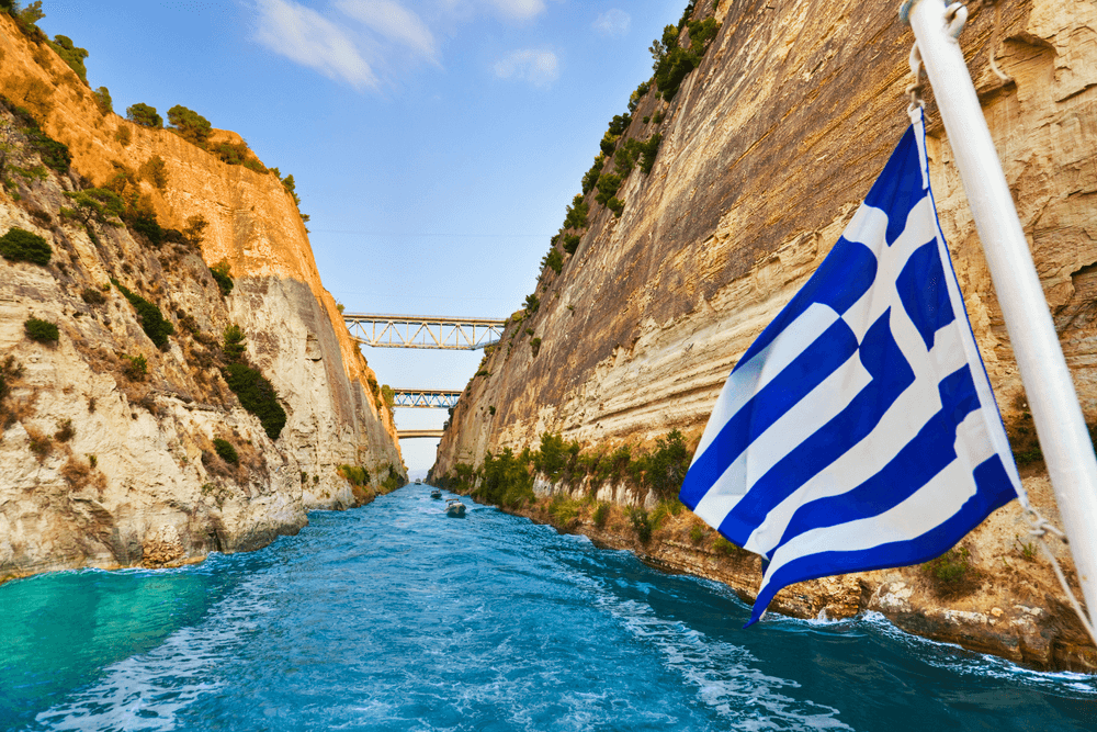 Segelboot im Kanal von Korinth mit griechischer Flagge – wichtige Segeldokumente und Segelschein für Griechenland an Bord erforderlich