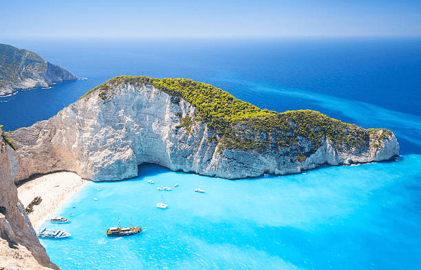 Navagio Beach auf Zakynthos mit türkisblauem Wasser und berühmtem Schiffswrack – Highlight für Segeltörns