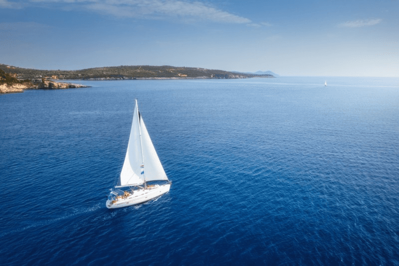 Segelyacht auf dem Ionischen Meer bei ruhigem Wetter – optimale Bedingungen für Segelbootcharter in Griechenland