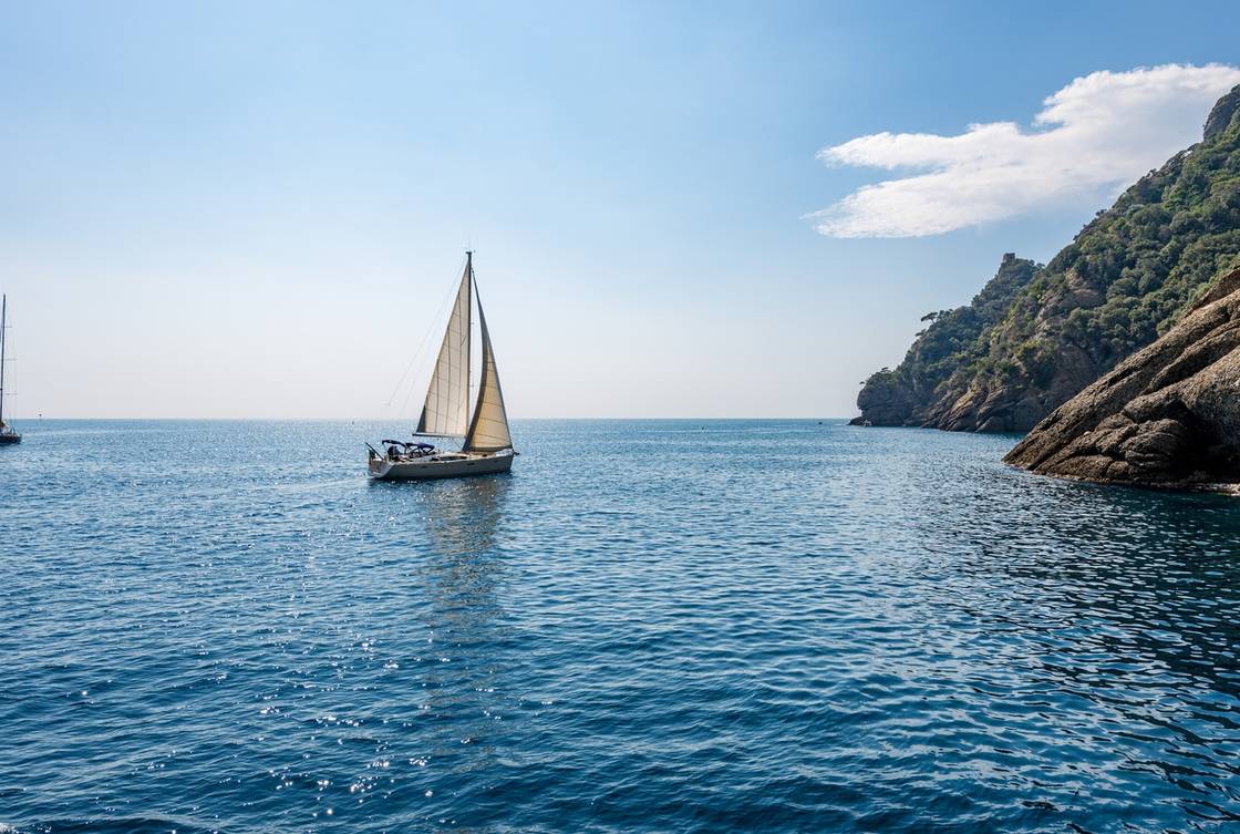 Ein Segelboot auf mitten des Mittelmeeres. Buchen Sie jetzt eine Yacht über 46 Fuß um Platz für die ganze Familie zu haben. 