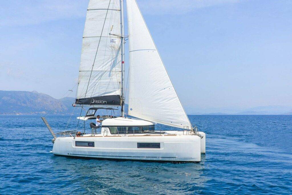 Katamaran auf dem Meer (Seitenansicht)
Katamaran vor Korfu – ideal für Segeltörns ab Marina Gouvia im Ionischen Meer