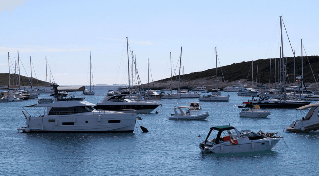 Viele Boote in geschützter Bucht / Marina
Yachten und Boote in geschützter Marina in Kroatien – beliebte Ankerplätze während der besten Reisezeit zum Segeln