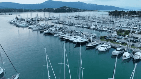 Luftaufnahme der Marina mit vielen Yachten
Marina Gouvia auf Korfu aus der Luft – großer Yachthafen mit vielen Liegeplätzen für Segler