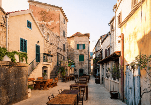 Altstadtgassen von Hvar
Enge, charmante Gassen mit mediterranem Flair laden zum Bummeln ein – perfekt für eine Pause vom Segeln.
