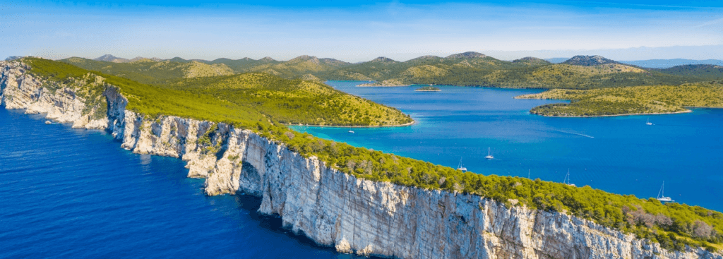 Steilküsten & Klippen der Dugi Otok
Dramatische Felsabbrüche treffen auf tiefblaues Meer – perfekt für beeindruckende Ausblicke und unvergessliche Ankerstopps.