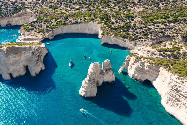 Versteckte Bucht mit weißen Felsen und türkisfarbenem Wasser in Milos – perfekter Ankerplatz für Segelyachten in Griechenland