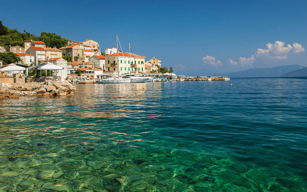 Küstendorf mit kristallklarem Wasser
Mediterranes Küstendorf in Kroatien mit glasklarem Wasser, Segelyachten und idyllischer Uferpromenade – ideales Ziel für Segelurlaub, Badebuchten und entspannten Yachtcharter entlang der Adria.