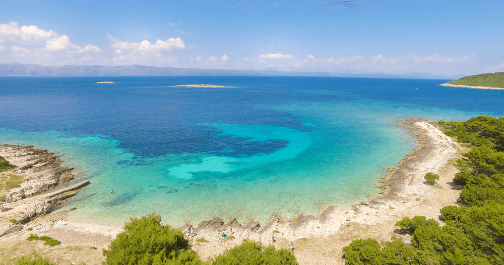 Ankern in türkisfarbener Bucht bei Dubrovnik – kristallklares Wasser
