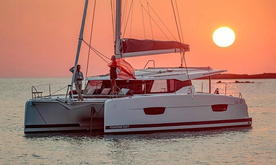 Vor Anker im Sonnenuntergang: Fountaine Pajot Isla 40 Katamaran