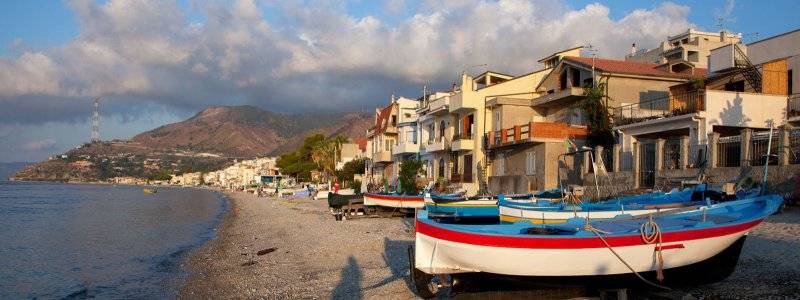 Das Segelrevier Kalabrien hat viele Gesichter: Villa San Giovann an der Meerenge von Messina
