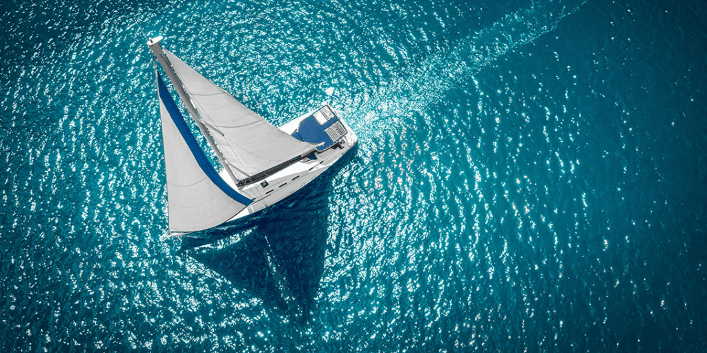 Segelboot von oben im türkisblauen Wasser
Segelboot aus der Vogelperspektive im klaren Adriatischen Meer – perfektes Wetter während der besten Segelsaison in Kroatien