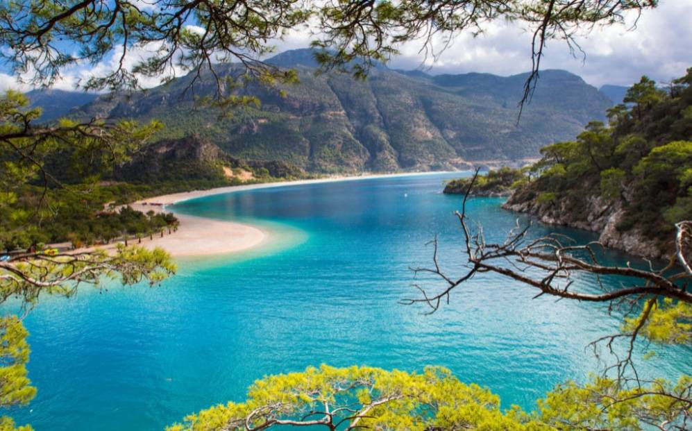 Vista aerea de la Playa de Ölüdeniz y sus montañas. Foto: expansión