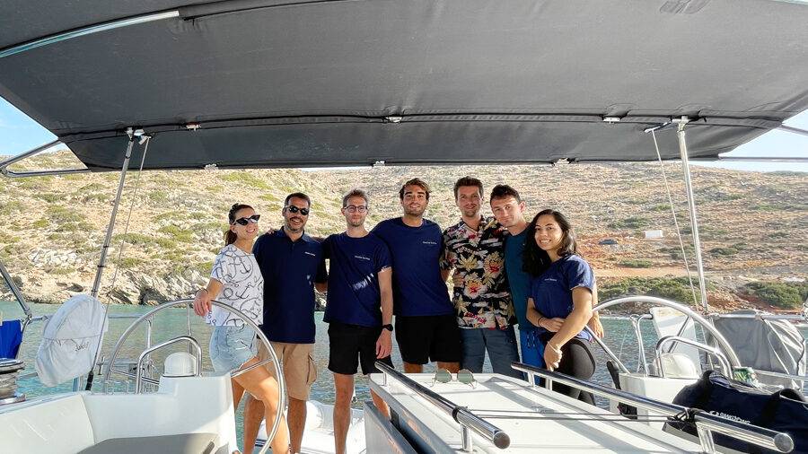 Ecco l’equipaggio al completo! Ebbene sì, anche se Florian cerca di depistarvi con la sua camicia hawaiiana, siamo proprio in Grecia. E visibilmente siamo tutti molto felici di questa bella settimana che ci aspetta 😊