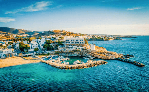 Kleiner Hafen an der Küste von Paros, einer griechischen Insel mit türkisblauem Wasser – ideal für Segelboot-Stopps