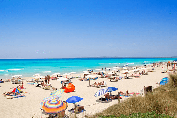 Der Playa Migjorn ist der längste Strand Formenteras und erstreckt sich über mehrere Kilometer. Perfekt um mit dem Boot vor dem Strand auf Sandgrund zu ankern und den Strand zu erkunden.