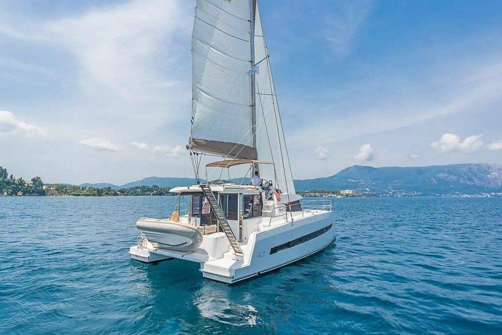Korfu per Segelboot oder Katamaran: ein Traumurlaub
Katamaran auf ruhigem Wasser
Moderner Katamaran vor Korfu – komfortables Segeln mit Kindern in Griechenland