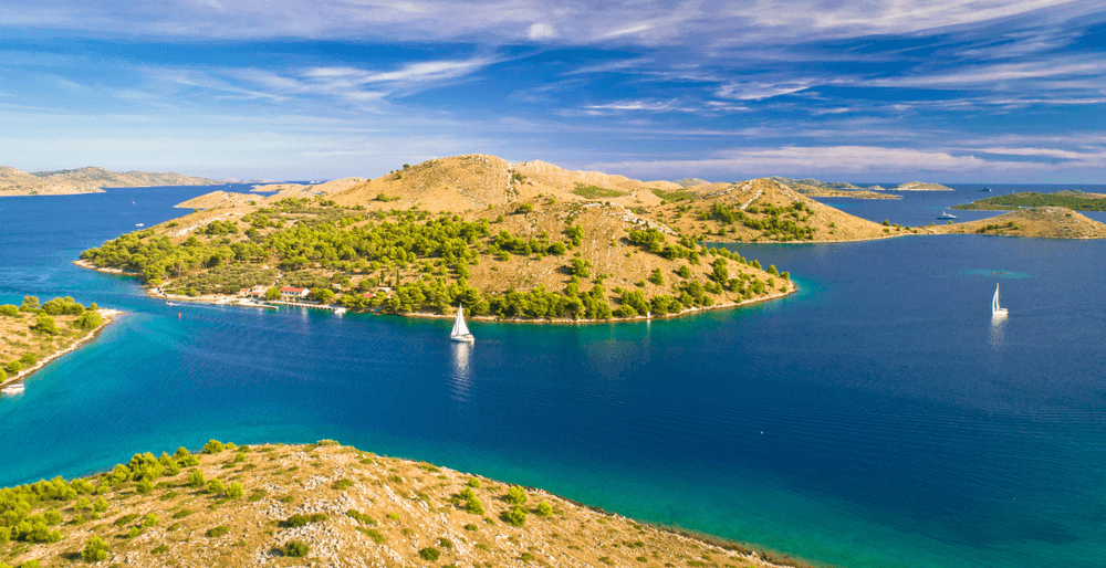Kornati National Park – Inselparadies der Kornaten
Über 80 Inseln, glasklares Wasser und spektakuläre Landschaften – eines der schönsten Segelreviere Europas mit unzähligen geschützten Buchten.