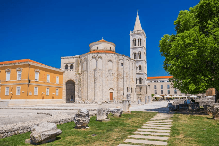Segelerlebnis in Norddalmatien rund um Zadar
Ob entspanntes Cruisen oder aktives Inselhopping – dieses Revier bietet ideale Bedingungen für Anfänger wie erfahrene Crews.