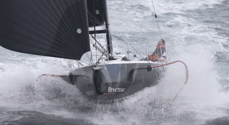 Foto eines Bénéteau Figaro in Fahrt unter Segeln