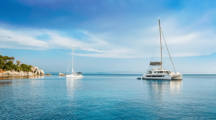 Katamarane vor Anker in ruhiger Bucht
Segelboote und Katamarane in ruhiger Bucht in Kroatien – ideale Bedingungen in der besten Reisezeit zum Segeln