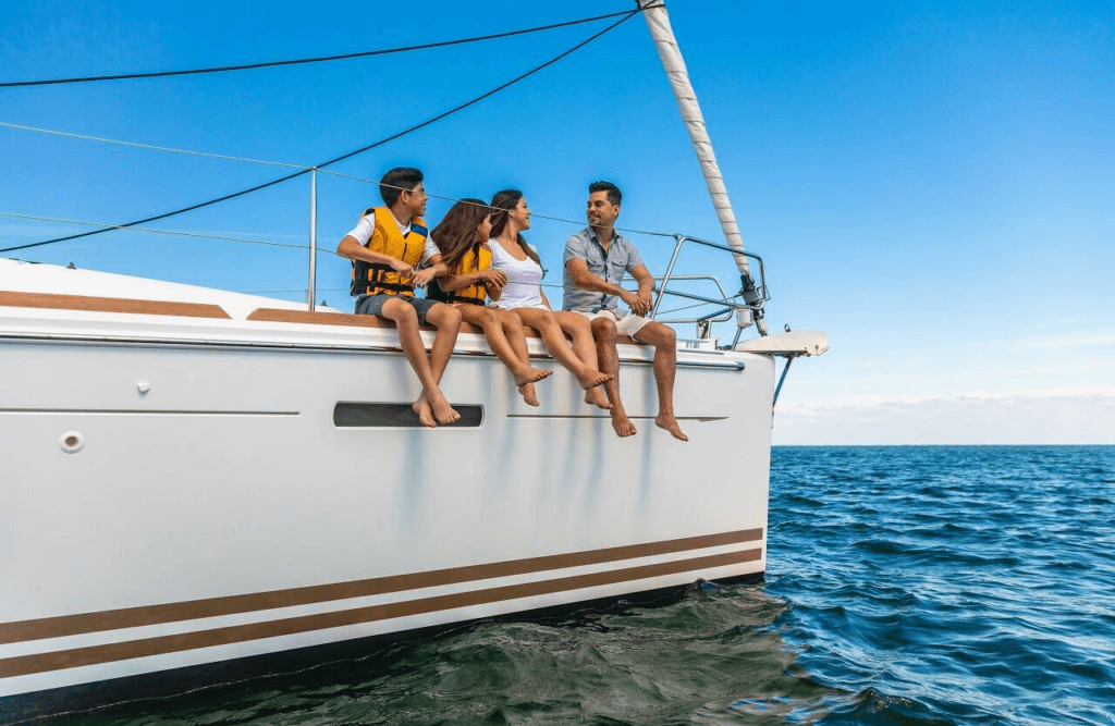 Segelgenuss vor der Küste von Zadar
Entspannt an Deck sitzen, die Füße über dem Wasser baumeln lassen und den Blick über die Adria schweifen lassen – genau so fühlt sich ein perfekter Segeltag in Norddalmatien an.