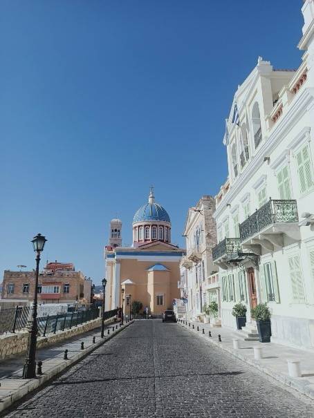 Эрмуполис с его уникальной атмосферой, неоклассическими зданиями, старинными особняками