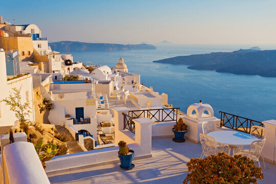 Blick von einer Terrasse von Kos mit weißen Häusern und weitem Meer