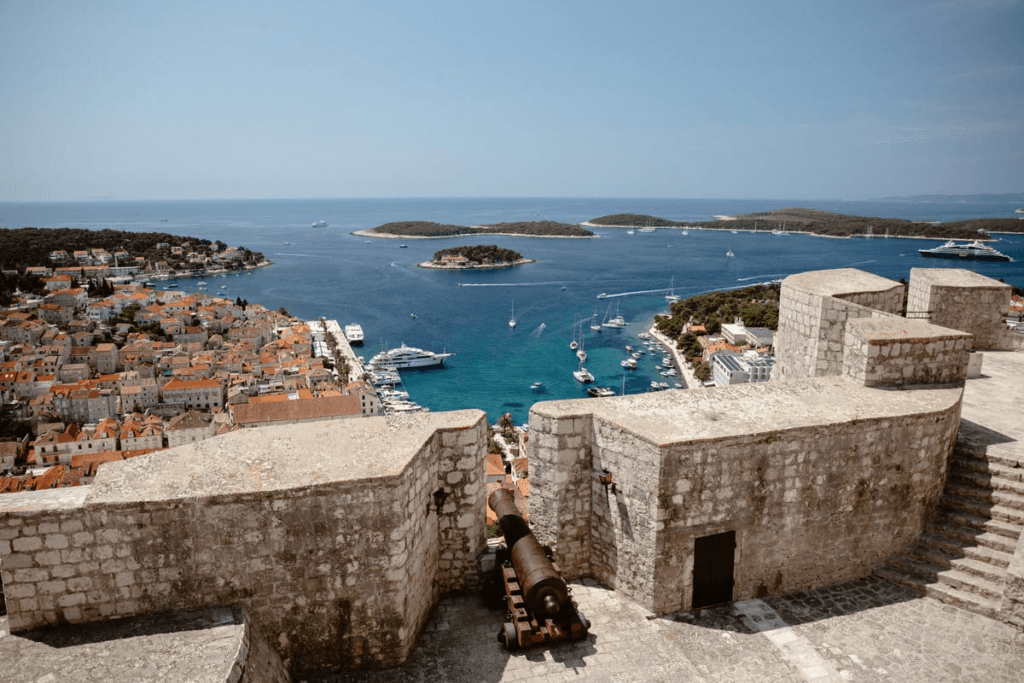 Festung & Hafenblick über Hvar
Atemberaubende Aussicht von der Spanischen Festung auf die Altstadt und die vorgelagerten Pakleni-Inseln – perfekter Überblick für deinen Segeltörn.
