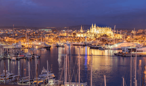 Hafen von Palma de Mallorca mit zahlreichen Yachten und Segelbooten vor der beeindruckenden Kulisse der Altstadt. Beliebter Ausgangspunkt für Yachtcharter und Segelreisen auf den Balearen mit GlobeSailor.