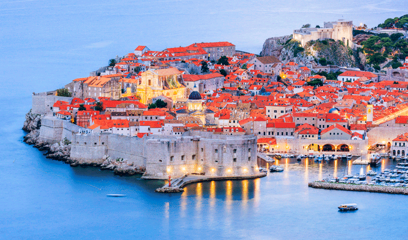 Luftaufnahme von Hafenstadt mit Yachten
Yachtcharter bei Dubrovnik mit Marina, Yachten und türkisblauem Wasser – perfekter Ausgangspunkt zu den Elaphiten Inseln
