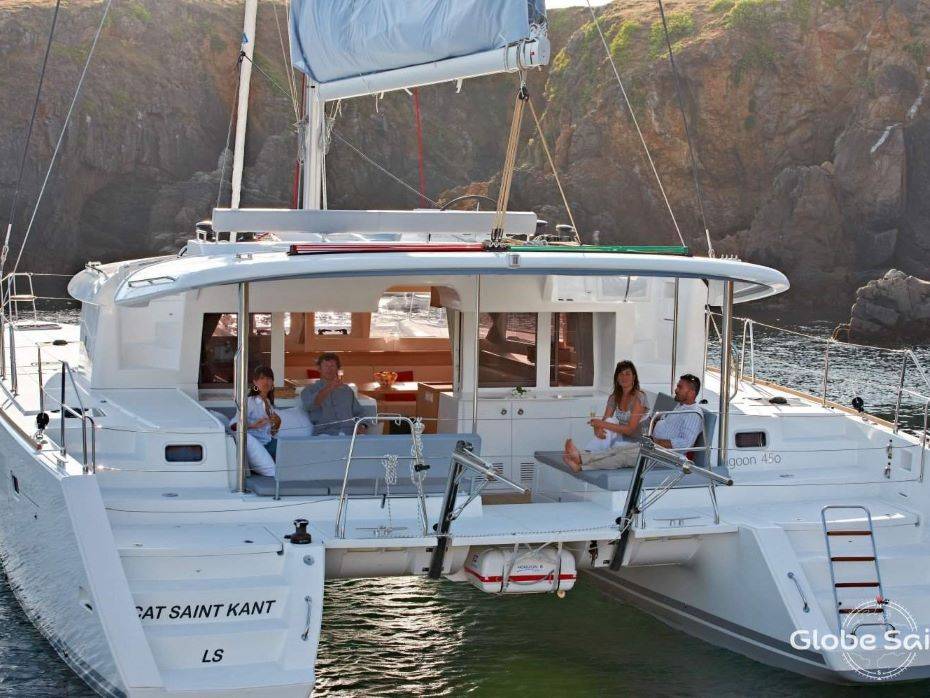 Katamaran mit entspannter Crew in Bucht
Luxuriöser Katamaran mit entspannter Crew vor einer geschützten Bucht mit Felsenküste – ideal für komfortablen Segelurlaub, Katamaran mieten und exklusiven Yachtcharter in traumhafter Naturkulisse.