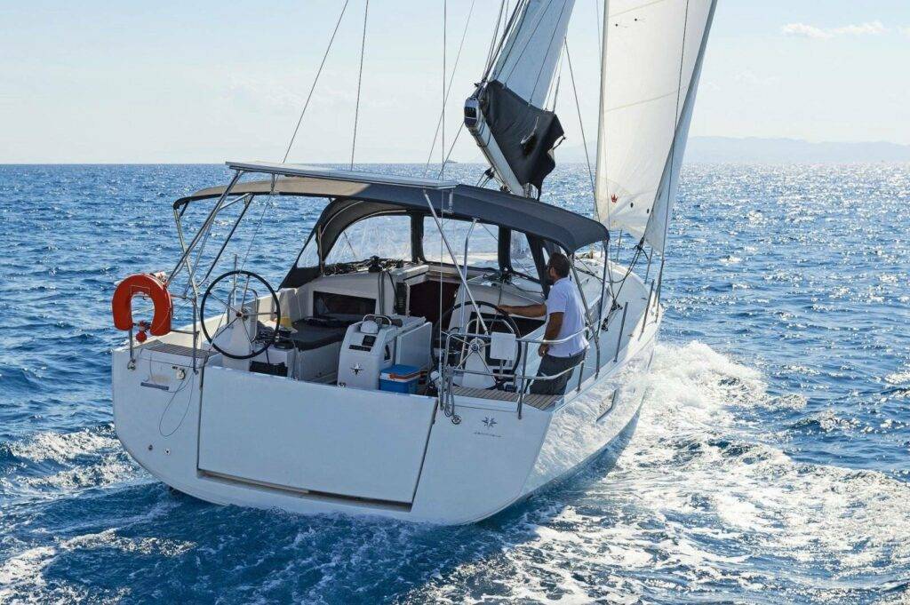 Einen Skipper anzuheuern bringt viele Vorteile beim Segeln in Griechenland
Segelyacht unter Fahrt vor Korfu – Vorbereitung und Auslaufen von der Marina Gouvia für den Segeltörn im Ionischen Meer
