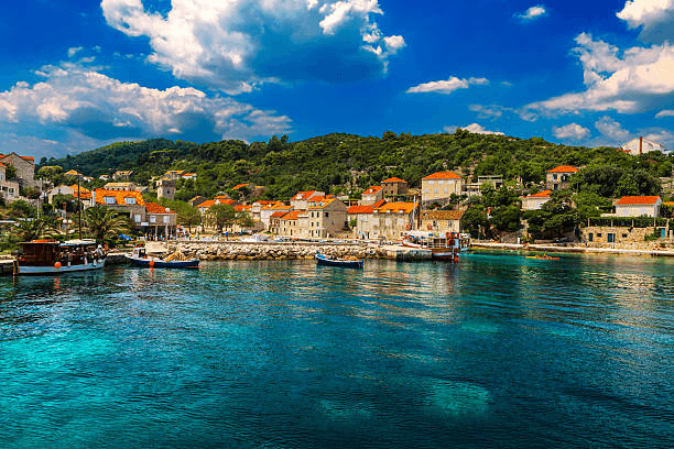 Yachtcharter bei Dubrovnik mit Marina, Yachten und türkisblauem Wasser – perfekter Ausgangspunkt zu den Elaphiten Inseln und ihren Marinas