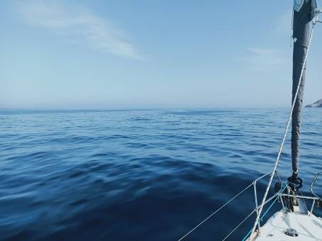 Mare piatto alle Cicladi? Sì, è possibile.