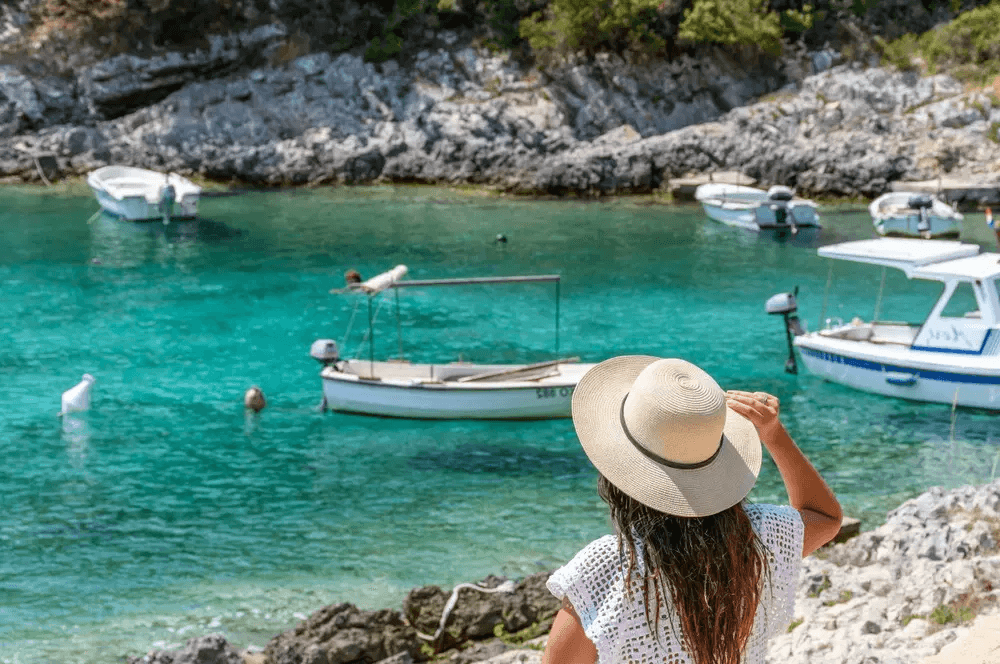 Türkisfarbene Ankerbuchten rund um Hvar
Glasklares Wasser, kleine Fischerboote und geschützte Buchten machen die Insel zu einem der schönsten Segelziele in Kroatien.