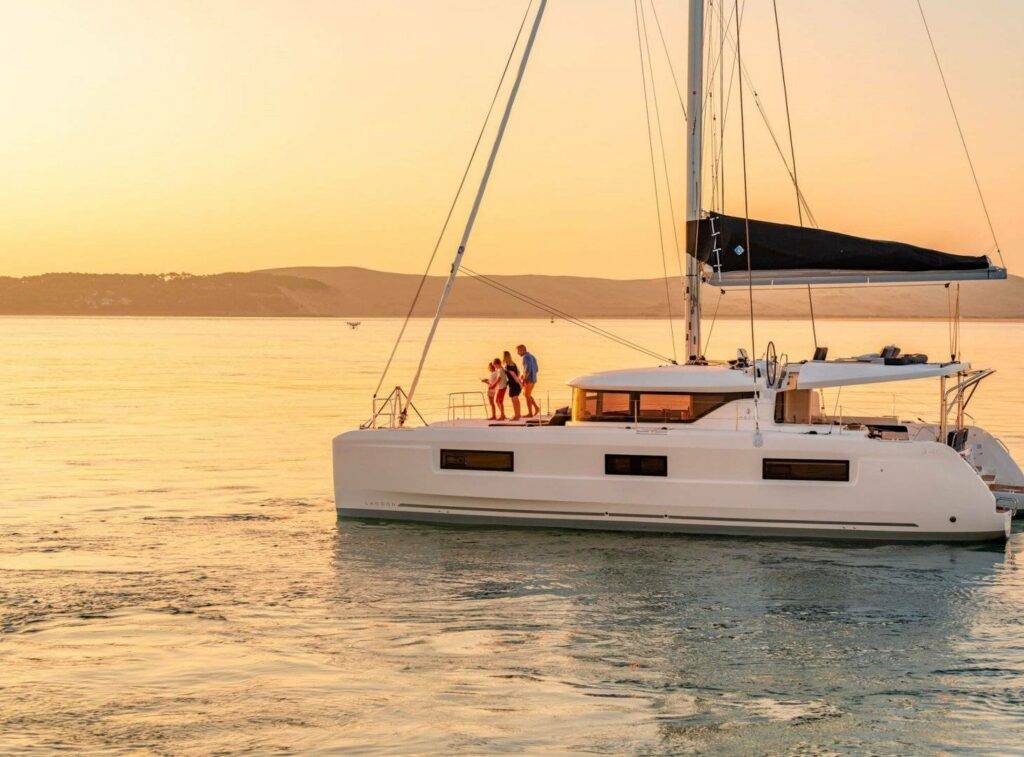 Lagoon 36 Katamaran ankert im Sonnenuntergang während Ligurien Segeltörn